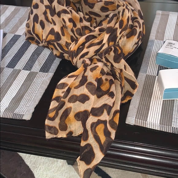 Woman’s Leopard Large Scarf Blanket Scarf BNWOT - Picture 4 of 5